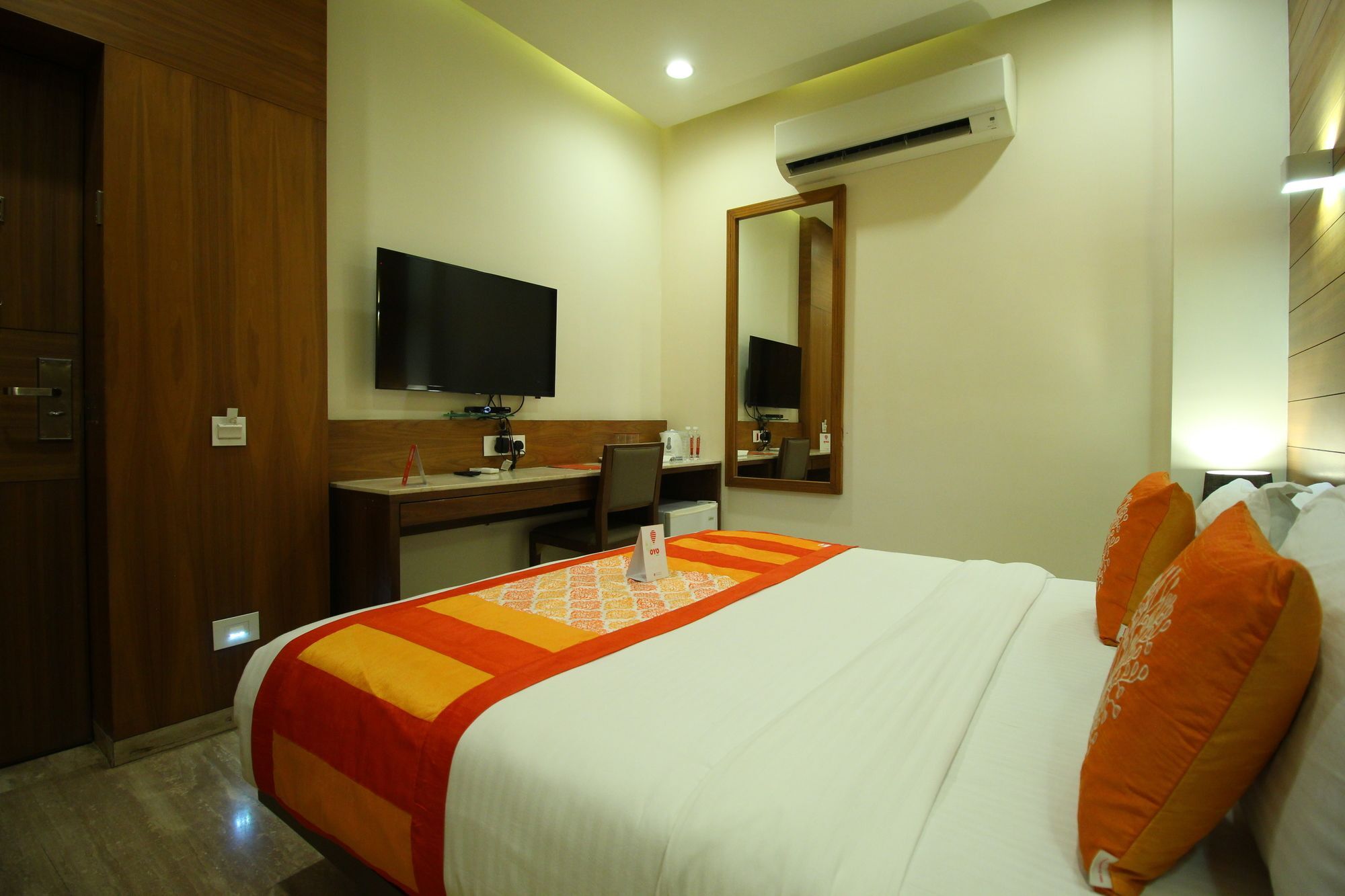 Oyo 8992 Hotel Kyra Ahmedabad Esterno foto